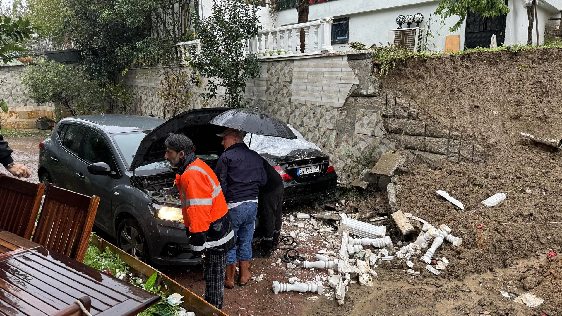 İstanbul’da sağanak yağış ve fırtına: 1 kişi hayatını kaybetti