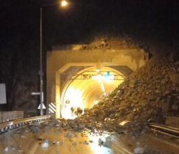Artvin-Erzurum ve Artvin-Ardahan esmer yolu heyelanlar dolayısıyla ulaşıma kapandı