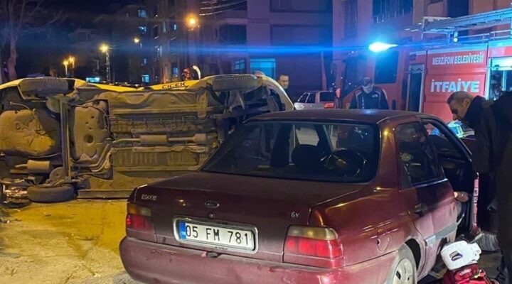 Merzifon’da ticari taksi ile otomobil çarpıştı: 3 yaralı