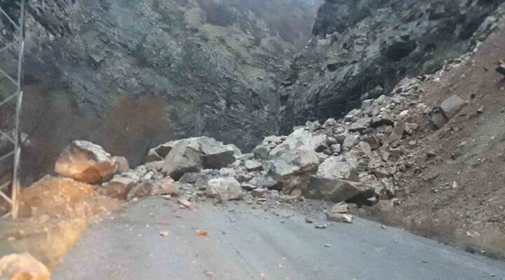 Hakkari’de dağdan kopan kayalar köy yolunu kapattı