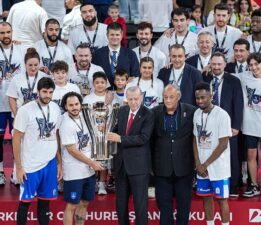 Cumhurbaşkanı Erdoğan, Anadolu Efes’e şampiyonluk kupasını verdi