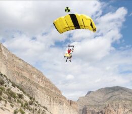 Erzurum semalarında wingsuit uçuşu ve akrobasi gösterisi