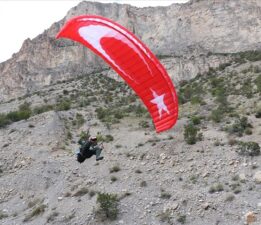 Şampiyon yamaç paraşütçü, hazırlıklarını Uzundere’nin sarp dağlarında yapıyor